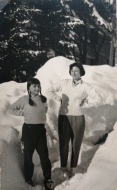 Zia e cugina fra montagne di neve, 1958
